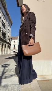 Borsa Dalia IOEF color cuoio con blazer marrone e pantaloni ampi