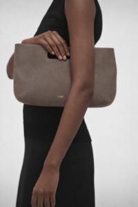 Borsa Dalia IOEF in nabuk grigio abbinata a un abito nero elegante