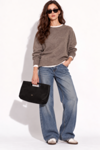 Borsa Dalia IOEF in nabuk nero indossata con jeans ampi, maglione tortora e sneakers, per un look casual da donna.