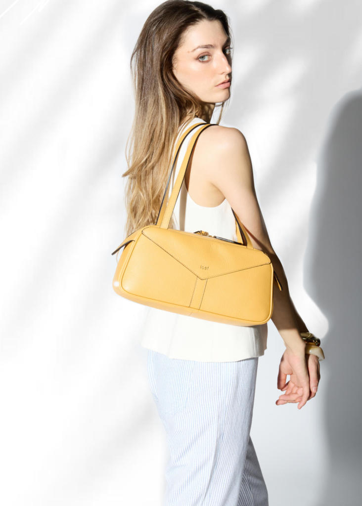 Aria shoulder  bag  in pelle martellata color giallo zafferano