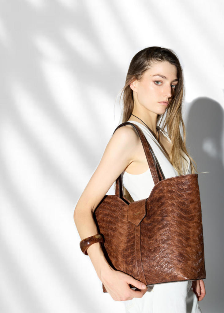 Vista tote bags in pelle stampa intreccio