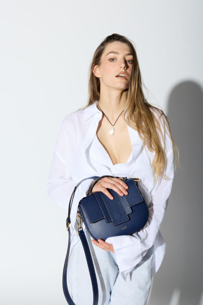 Kim  crossbody in pelle martellata grana fine  blu