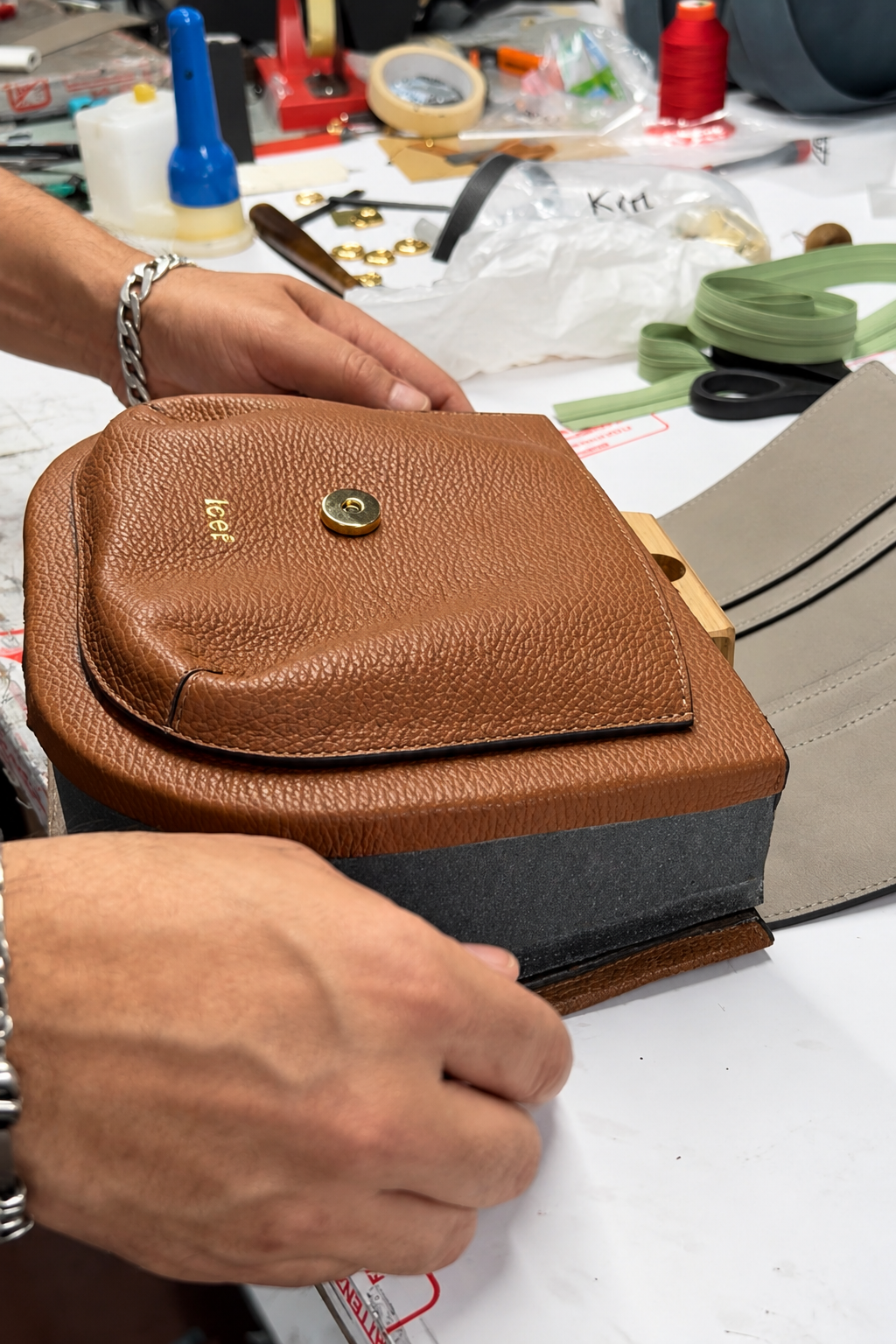 Lavorazione artigianale di una borsa IOEF in pelle Made in Italy in Toscana